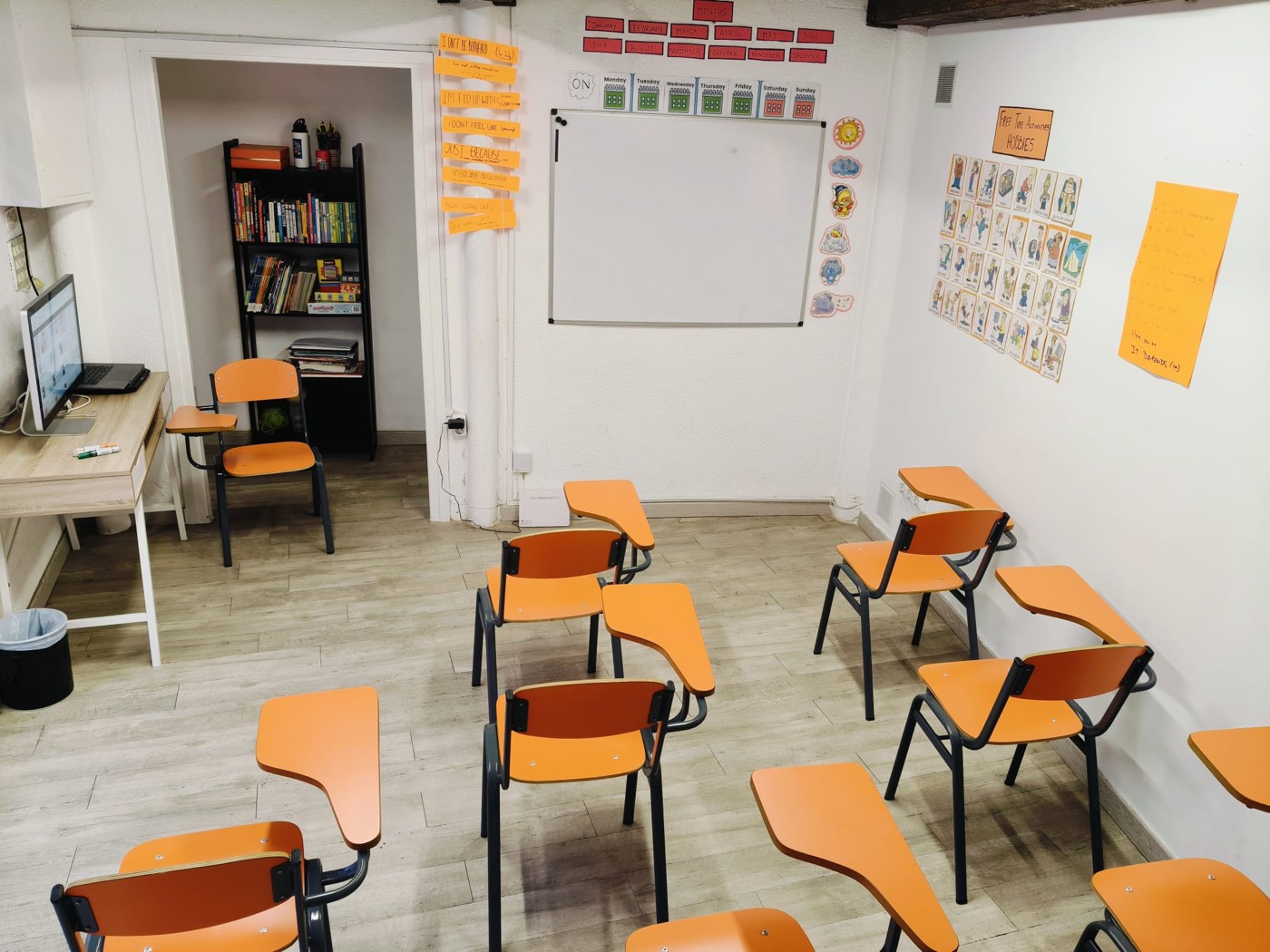 Aula de CoolCats English con pizarra, estantería de libros y zona de estudio