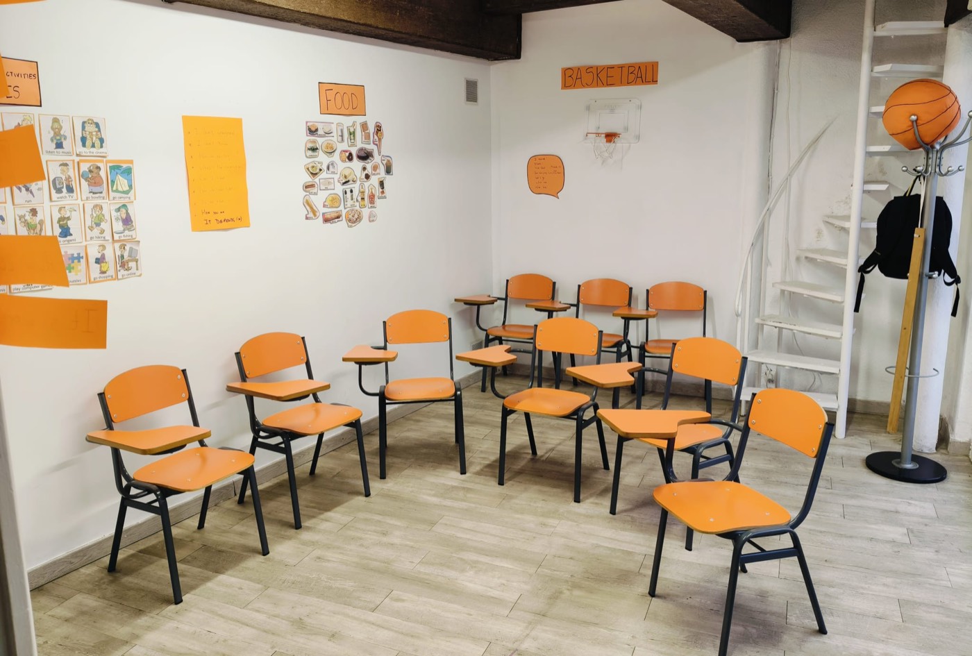 Aula de CoolCats English con zona de actividades y escalera